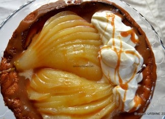 Cheesecake cu sos caramel si pere