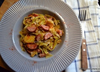 Taitei cu cartofi, ceapa si carnati Paste cu cartofi ceapa carnat (1)