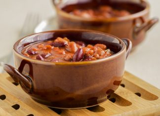 Iahnie de fasole reteta traditionala de post cu legume si sos de rosii Iahnie de fasole reteta traditionala de post cu legume si sos de rosii cu usturoi savori urbane