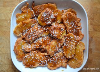 Banane prajite cu sos de miere, caramel si lamaie servire banane prajite cu miere si fulgi de cocos
