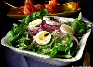 Salata de cartofi cu oua si ceapa rosie