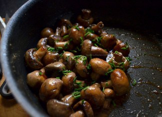 Ciuperci sote la tigaie cu ierburi aromate Ciuperci sote la tigaie cu ierburi aromate