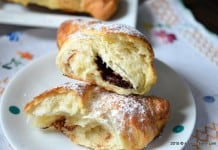 Cornuri cu ciocolata sau umplute cu Nutella cornuri pufoase cu nutella reteta