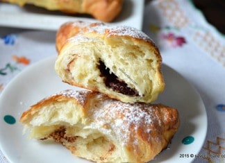 Cornuri cu ciocolata sau umplute cu Nutella cornuri pufoase cu nutella reteta