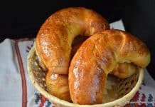 Cornuri pufoase de casa cu unt si vanilie reteta simpla Cornuri pufoase de casa cu unt si vanilie reteta simpla savori urbane