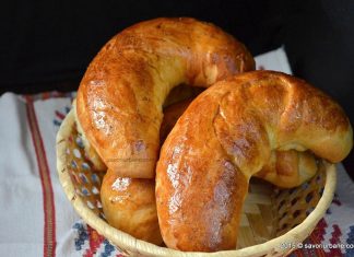 Cornuri pufoase de casa cu unt si vanilie reteta simpla Cornuri pufoase de casa cu unt si vanilie reteta simpla savori urbane