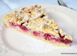 Prajitura cu visine, cirese si branza reteta de crumble cu aluat ras