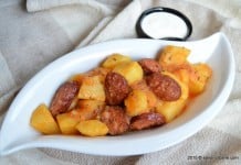 Tocanita de cartofi cu carnati