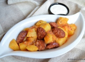 Tocanita de cartofi cu carnati