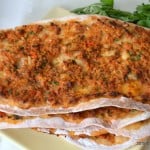 Lahmacun pizza turceasca cu carne tocata de vita si legume