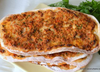 Lahmacun pizza turceasca cu carne tocata de vita si legume
