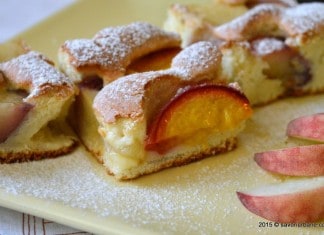 Prajitura simpla cu piersici – reteta video de pandispan pufos cu fructe Prajitura-simpla-cu-piersici (12)