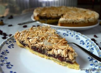 Tarta cu visine si bezea cu migdale