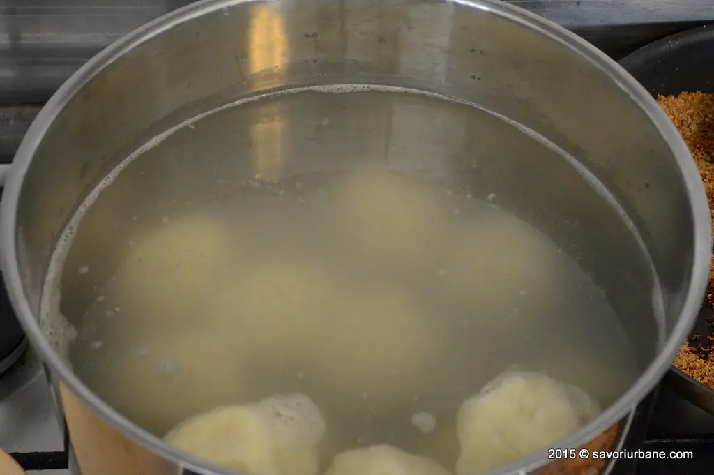 Cum se prepara galustele cu prune gomboti cu prune (11)