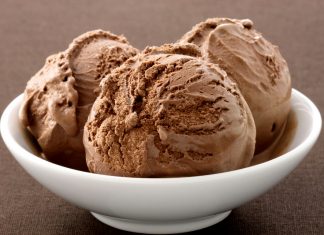 Inghetata de ciocolata foarte cremoasa preparata acasa