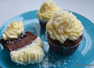 Briose cu ciocolata si cocos cu topping de buttercream sau ganache
