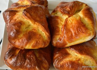 Branzoaice pufoase sau poale-n brau + VIDEO reteta traditionala explicata pas cu pas Branzoaice - poale-n brau reteta traditionala explicata pas cu pas savori urbane