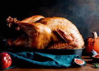 Curcan la cuptor umplut cu merisoare si crutoane – friptura de curcan intreg la cuptor Curcan la cuptor umplut cu merisoare si crutoane - friptura de curcan intreg la cuptor reteta savori urbane 1