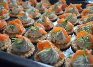 Biscuiti sarati cu crema de branza si somon afumat