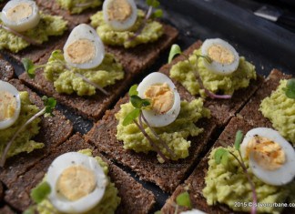 Crema de avocado si oua de prepelita pe paine integrala