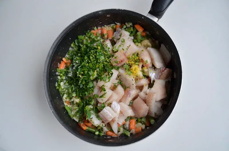 Mod de preparare placinta cu peste piure de cartofi si legume (5)