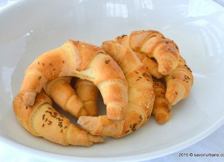 Cornuri de casa cu unt – reteta de cornuri pufoase Cornuri de casa cu unt - reteta de cornuri foietate si pufoase savori urbane