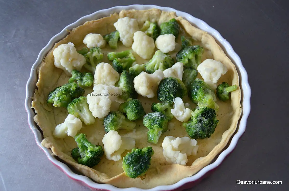 Asamblare tarta sau quiche cu broccoli si conopida (1)