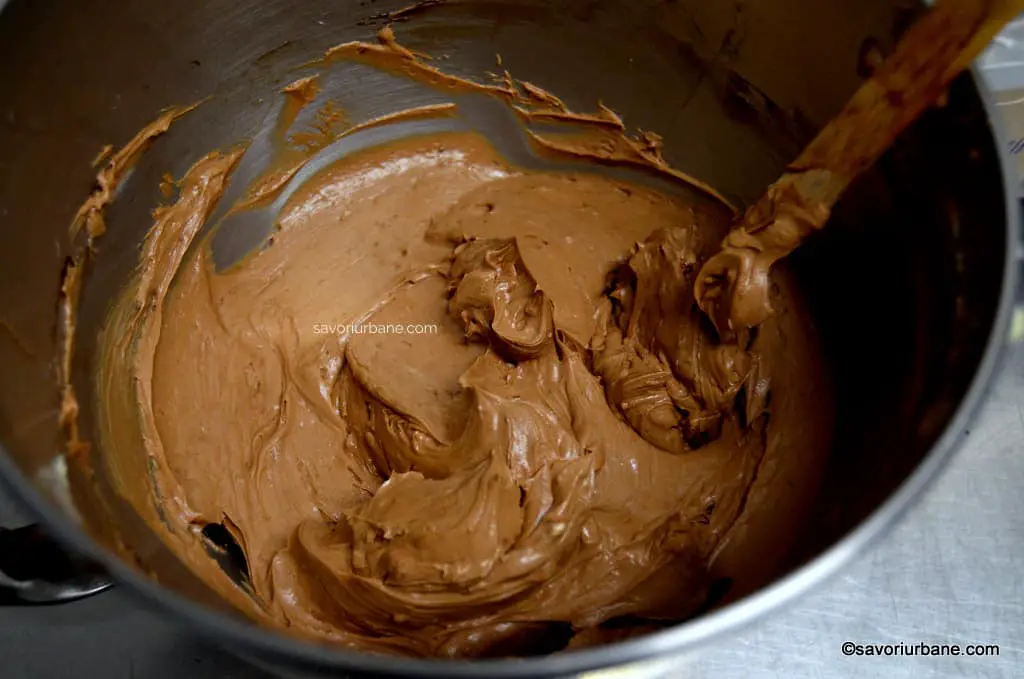 Crema de ciocolata pentru tort - reteta rapida fara oua kugler savori urbane