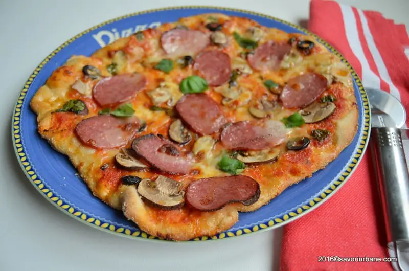 Pizza cu salam, ciuperci si masline Savori urbane (3)