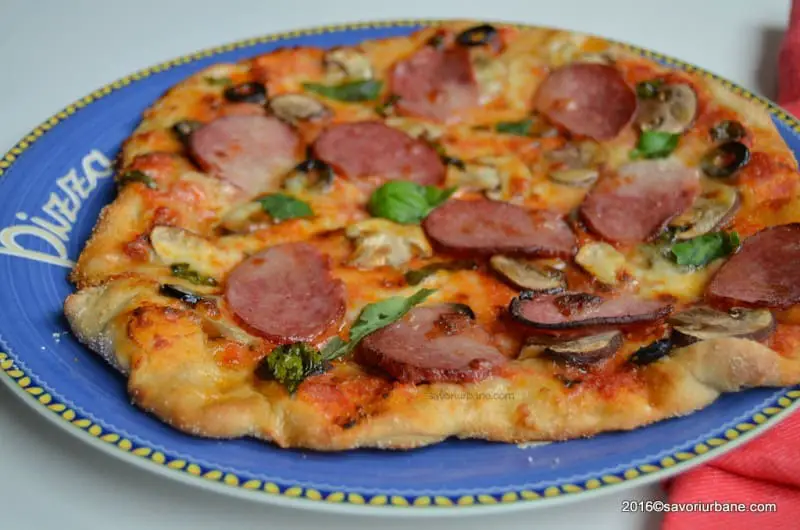 Pizza cu salam, ciuperci si masline Savori urbane (4)