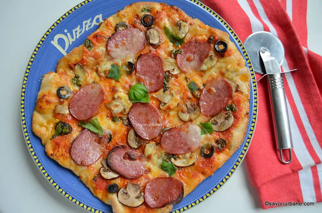 Pizza cu salam, ciuperci si masline reteta de pizza salame e funghi savori urbane