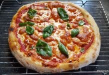 Pizza Margherita – reteta clasica italiana – cea mai simplă pizza cea mai buna reteta de pizza de casa cu mozzarella rosii busuioc