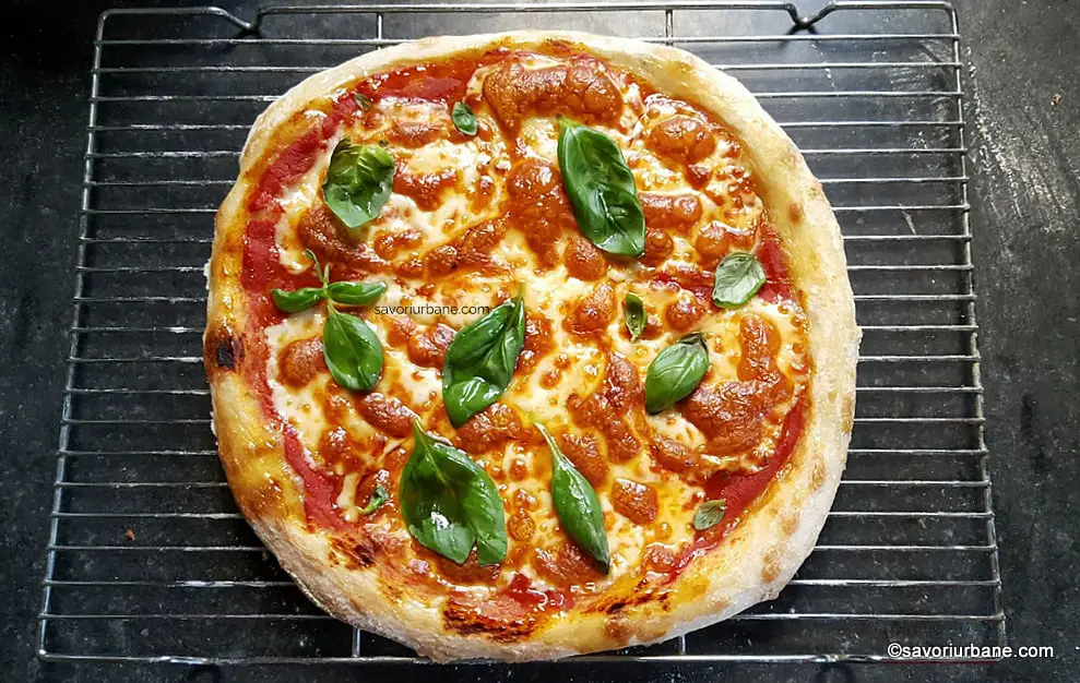 pizza de casa cu aluat perfect si topping margherita