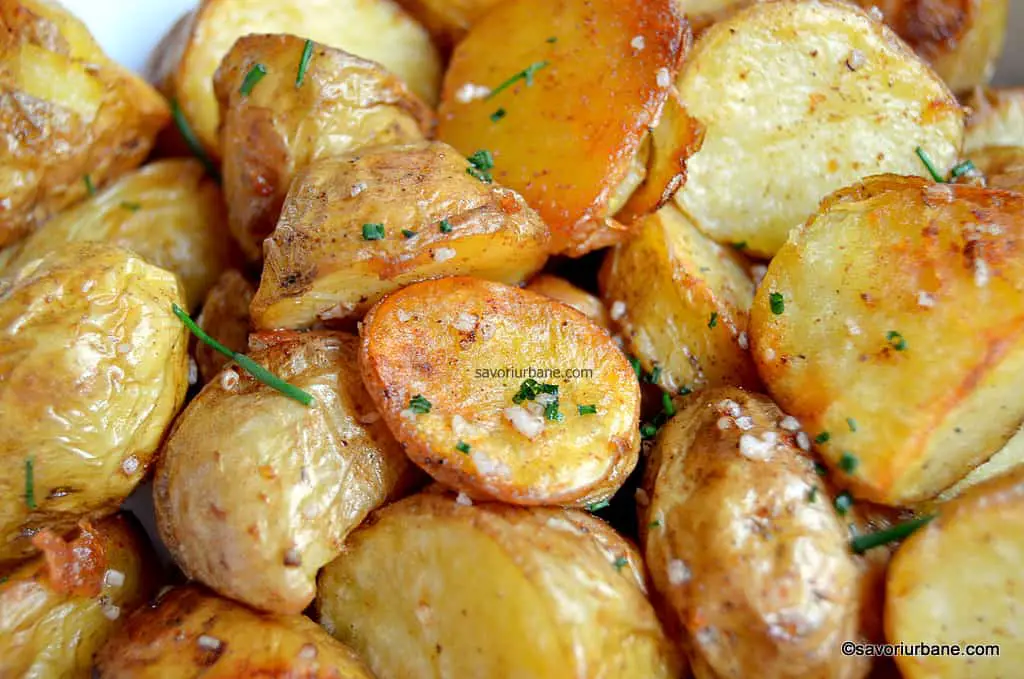 Cartofi noi la cuptor - aurii si gustosi reteta de cartofi prajiti la cuptor