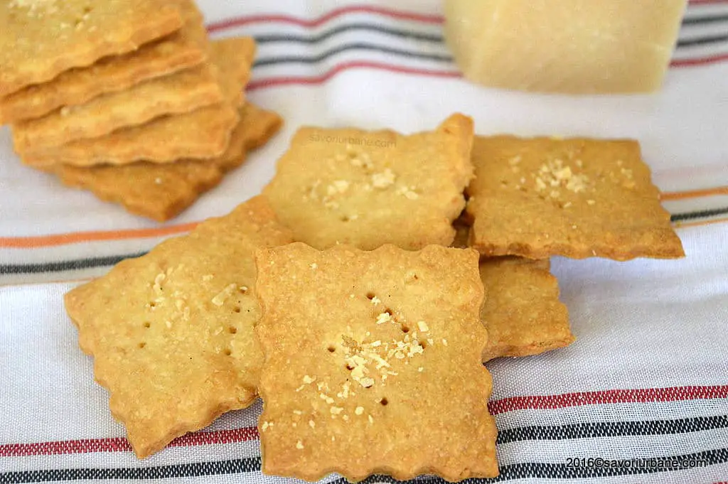 Biscuiti sarati cu parmezan crackers de casa Savori Urbane (1)