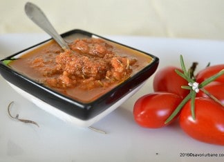 Sos picant de rosii cu usturoi, rozmarin si parmezan