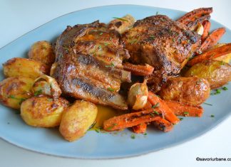 Friptura de porc (piept și coaste) la cuptor – marinata cu iaurt si usturoi Friptura de porc (piept și coaste) la cuptor - marinata cu iaurt si usturoi reteta savori urbane