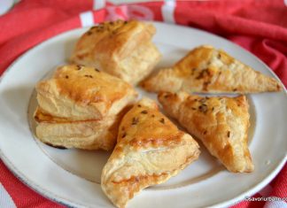 Pateuri cu branza si trigoane din foietaj cu telemea sau branza de burduf Pateuri cu branza si trigoane din foietaj cu telemea sau branza de burduf reteta savori urbane