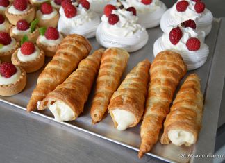 Rulouri sau cornete cu crema de vanilie sau frisca
