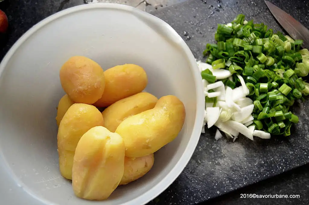 preparare salata de cartofi cu ceapa si iaurt (1)
