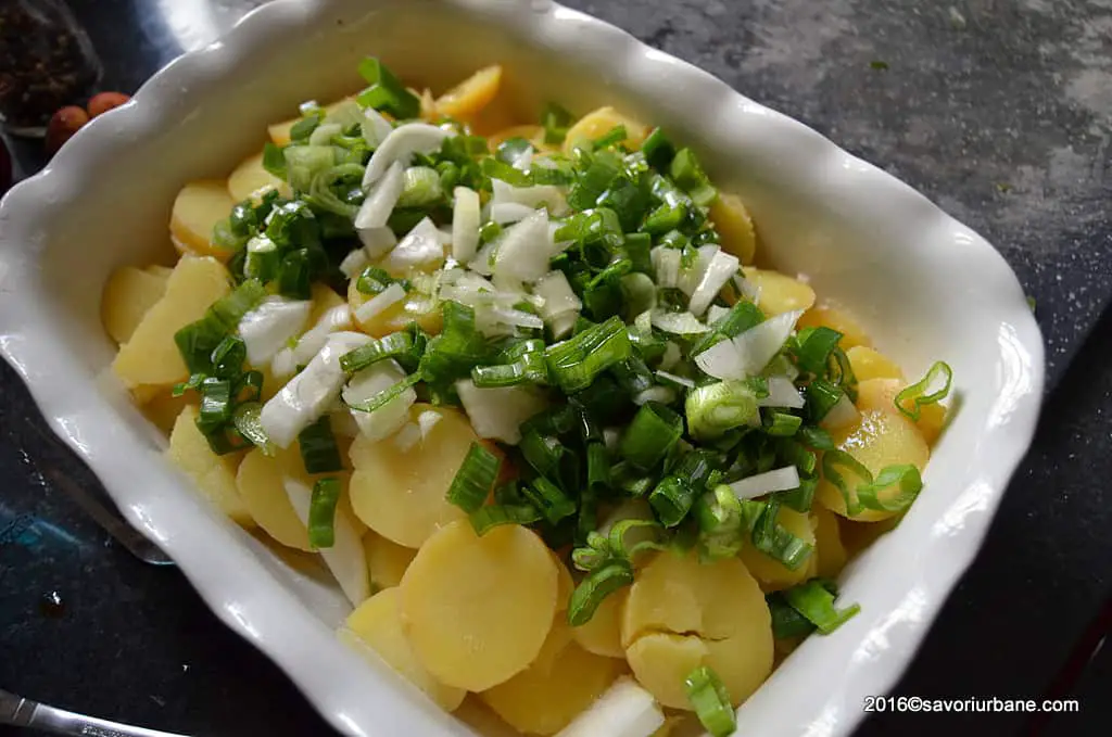 preparare salata de cartofi cu ceapa si iaurt (2)