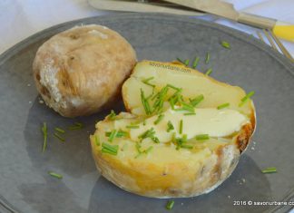 Cartofi copti in sare