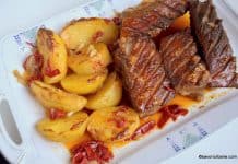 Friptura de porc la tavă cu vin, usturoi si legume Friptura de porc la tava cu vin, usturoi si legume reteta savori urbane