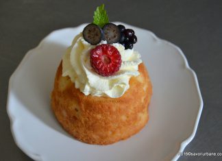 Reteta de rum baba – savarine cu fructe si frisca