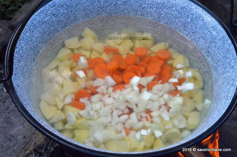mancare de ciolan cu cartofi la ceaun (7)