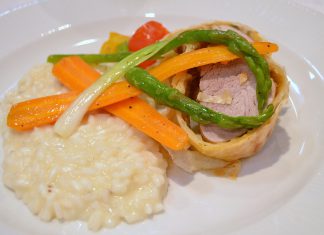 Muschiulet de porc in foi de placinta cu legume si risotto