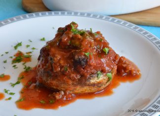 Ciuperci umplute cu carne tocata si sos de rosii
