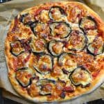 Pizza cu vinete, ardei copt si mozzarella – reteta vegetariana