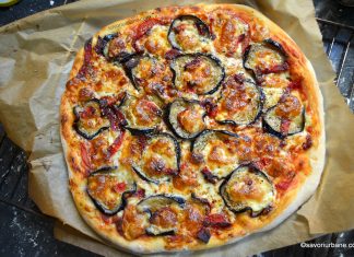 Pizza cu vinete, ardei copt si mozzarella – reteta vegetariana Pizza cu vinete, ardei copt si mozzarella - reteta vegetariana savori urbane