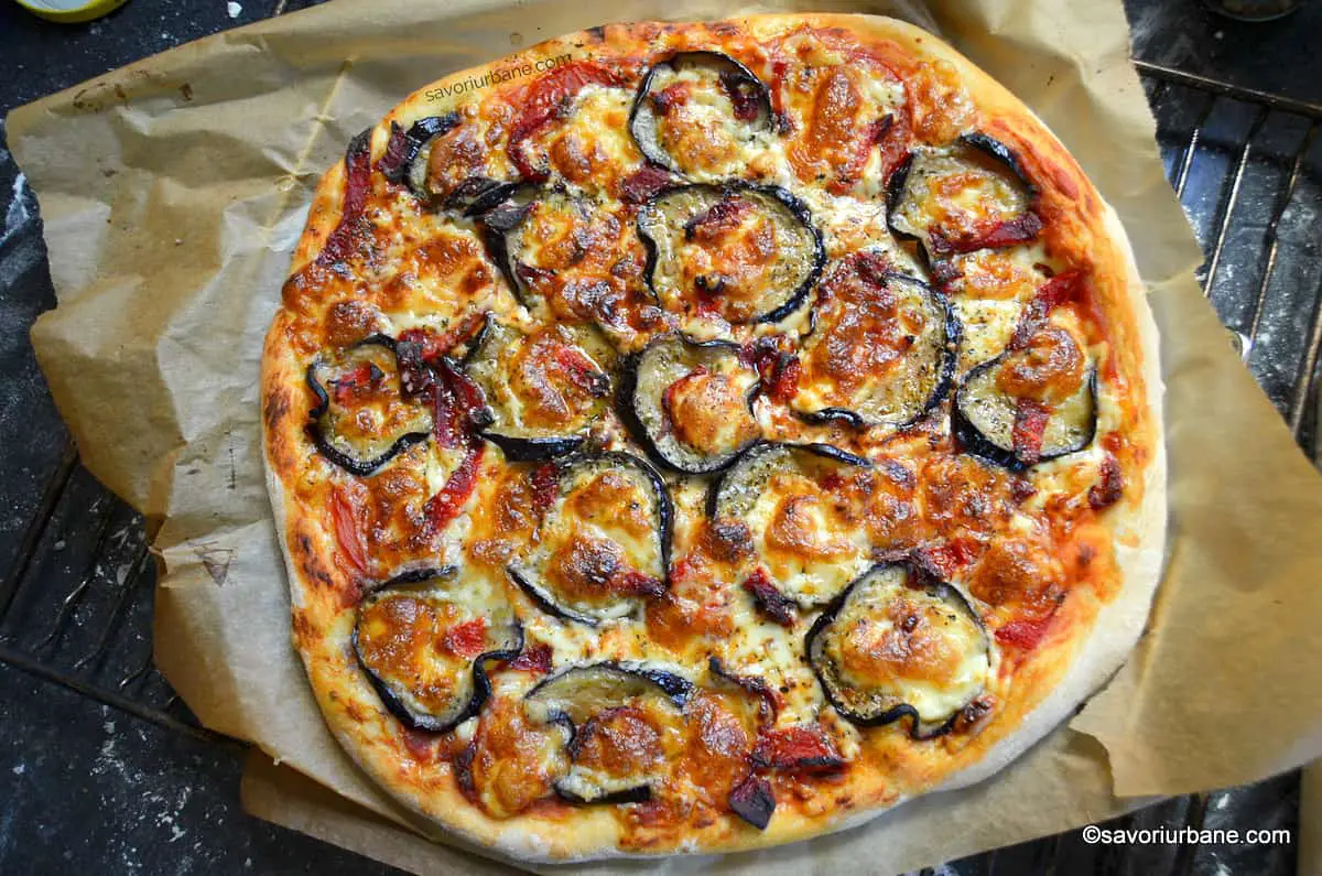 Pizza cu vinete, ardei copt si mozzarella - reteta vegetariana savori urbane